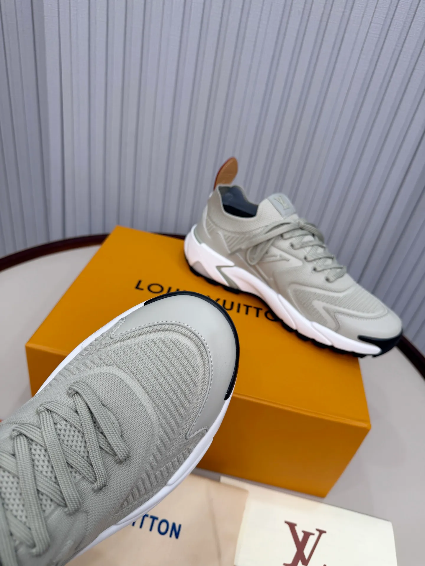 Men's men's shoes pP640! Top version LV Louis Vuitton L Jialu brand Runner Tatic series thick-soled casual sports shoes running shoes original purchase development and production This LV Runner Tatic sports shoe combines fly woven fabric material to interpret the inspiration of traditional mountaineering shoes. The LV letters are written on one side, the Louis Vuitton logo, and the light and wear-resistant rubber outsole complete the whole package. The delivery counter is exquisitely packaged🛍📦 ▪️Fabrics: Original imported custom fly-knit fabric ▪️Inner lining: Original custom-made breathable mesh ▪️Sole: Original molded anti-slip rubber combination material ▪️Sole thickness: 4CM ▪️Size: Men's 39-45